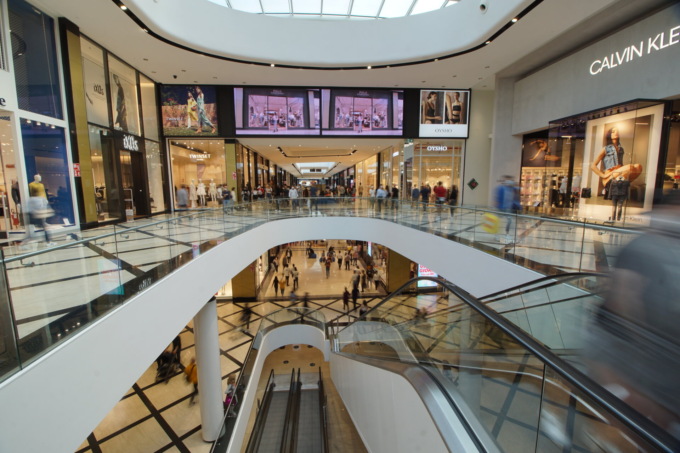 Una gift card da cinquanta euro ogni duecento di spesa: parte il Black Friday a Oriocenter