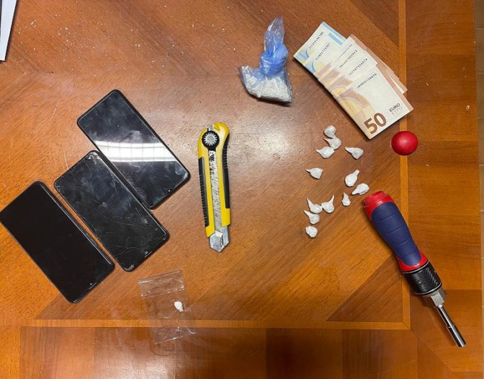 Fermato in superstrada perchè troppo lento, in un cacciavite nascondeva cocaina: arrestato