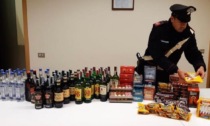 Ruba 2mila euro di alcolici e dolciumi in due supermercati nel Bresciano: denunciato un 29enne