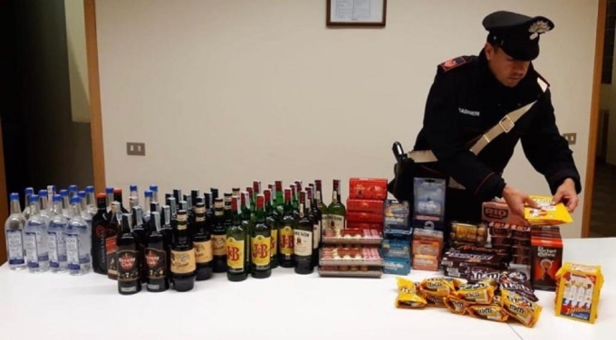 Ruba 2mila euro di alcolici e dolciumi in due supermercati nel Bresciano: denunciato un 29enne