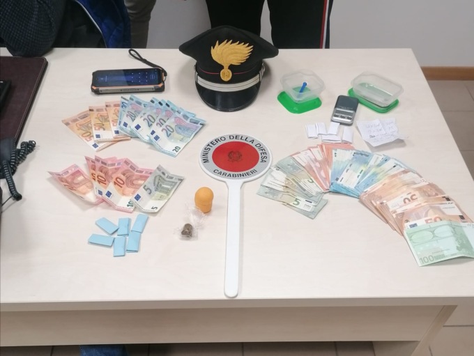 Costa Volpino, spaccio di cocaina in un locale: arrestato un cliente, denunciato il titolare