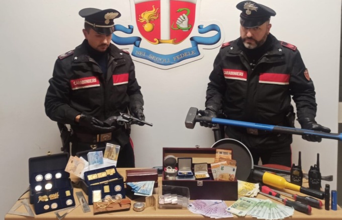 In auto aveva una cassaforte rubata con lingotti e gioielli: arrestato