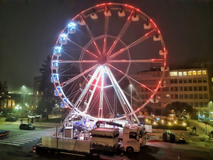 Bergamo si prepara a un Natale… “vicino”. Praticamente pronta la ruota panoramica
