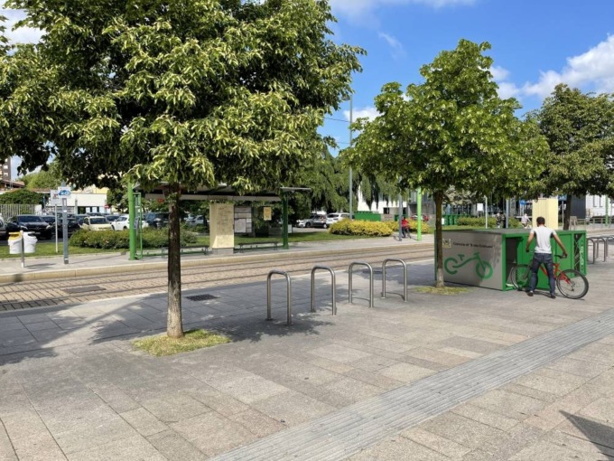 Nuove rastrelliere in città, e in futuro le biciciclette avranno i loro armadietti