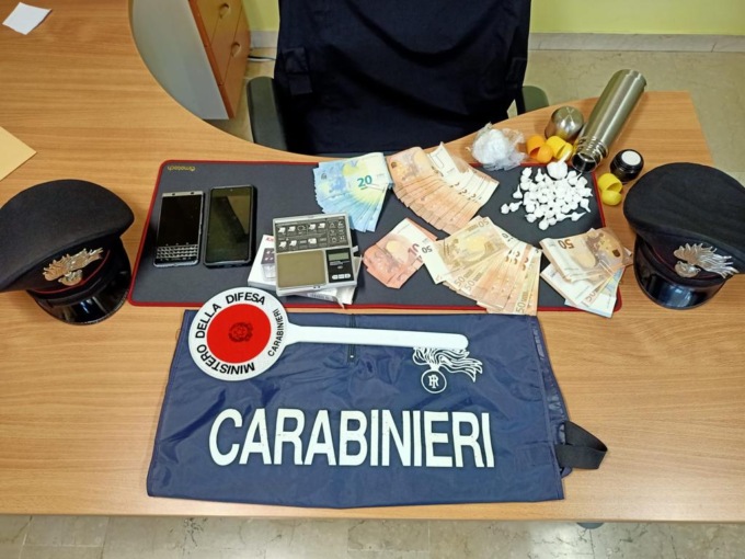 In casa nasconde un etto di cocaina e oltre 3 mila euro in contanti: arrestato