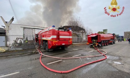 Incendio a Verdellino: distrutto il deposito, danni per oltre un milione