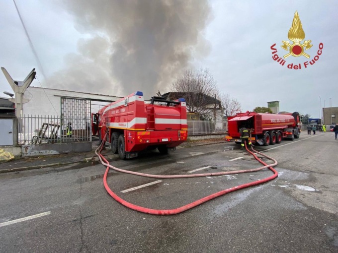 Incendio a Verdellino: distrutto il deposito, danni per oltre un milione
