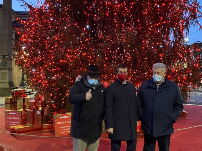 A Bergamo risplende il Natale: accese le luminarie e l’abete donato dalla Val Seriana