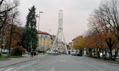 Le foto del montaggio della ruota panoramica a Bergamo. Sarà operativa dal fine settimana