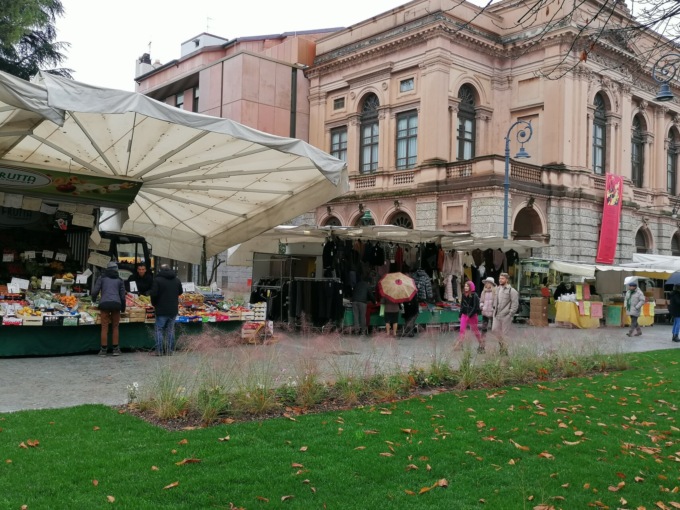 Il mercato del lunedì in centro alla città ci sta tutto (o quasi). Una proposta che piace