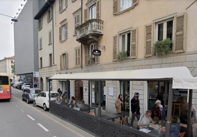 Tenta la spaccata da Nasti, ma sveglia un inquilino. Arrestato un minorenne