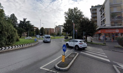 Si schianta alla rotonda di via Carducci, distrugge l'auto e scappa: beccato un 22enne