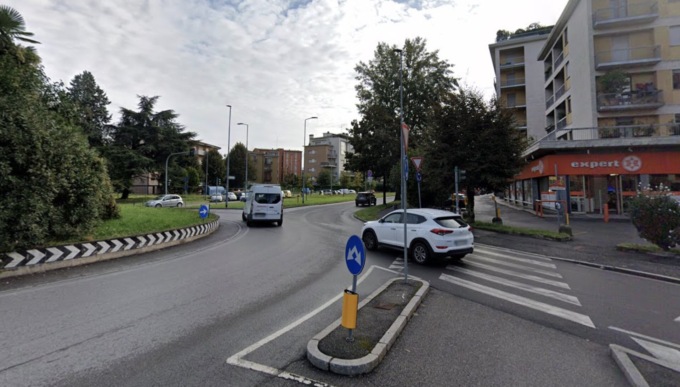 Si schianta alla rotonda di via Carducci, distrugge l’auto e scappa: beccato un 22enne