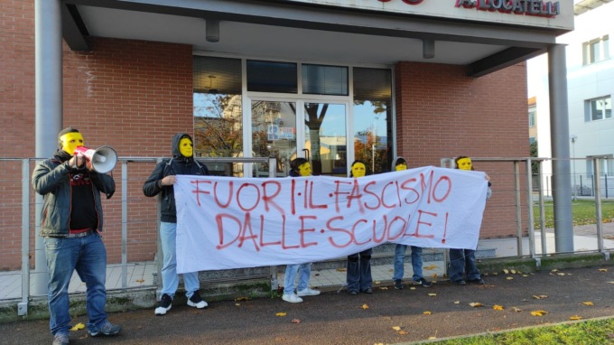 Flash mob del Pacì Paciana davanti all’Aeronautico: «Il preside si dimetta»