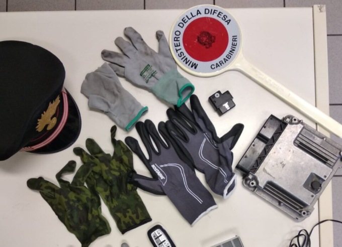 Rubano materiale edile da un furgone parcheggiato usando un’Alfa Romeo rubata: arrestati