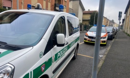 Due bimbi soli in casa e bloccati sul balcone: piangono, arrivano i soccorsi