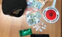 Fermato in auto, nasconde in un calzino 12 dosi di cocaina: arrestato un 32enne