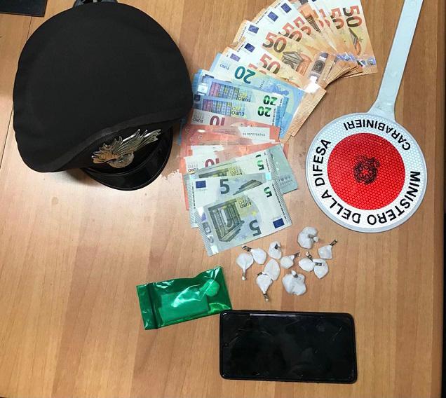 Fermato in auto, nasconde in un calzino 12 dosi di cocaina: arrestato un 32enne