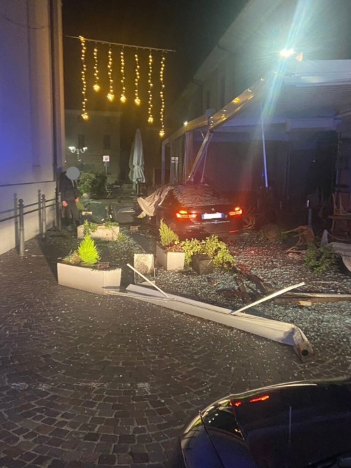 Covo, auto si schianta nel dehors della gelateria Maccalli