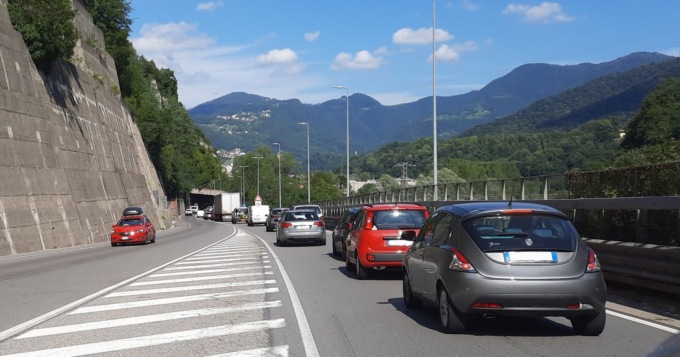 Variante di Zogno, scontro tra due auto: chiuse le gallerie