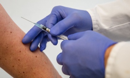 Vaccinazione antinfluenzale, le categorie per cui è gratuito e come si prenota in Lombardia