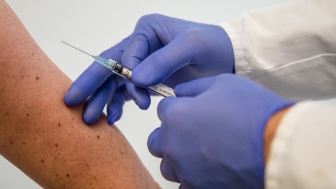 Vaccinazione antinfluenzale, le categorie per cui è gratuito e come si prenota in Lombardia