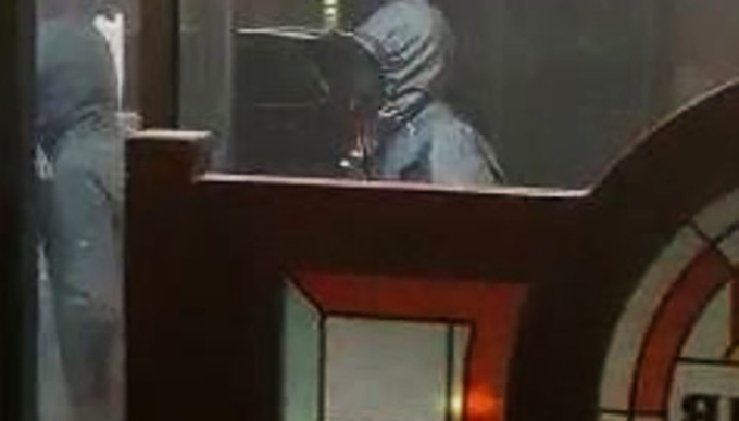 Assalto nella notte al Ritual Pub, 24enne ferita. Il video del raid contro i tifosi inglesi