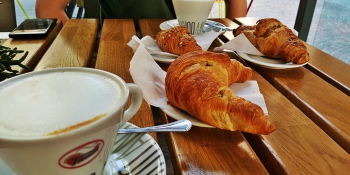 Colazione al bar: a Bergamo per cappuccino e brioche si spendono in media 2,72 euro