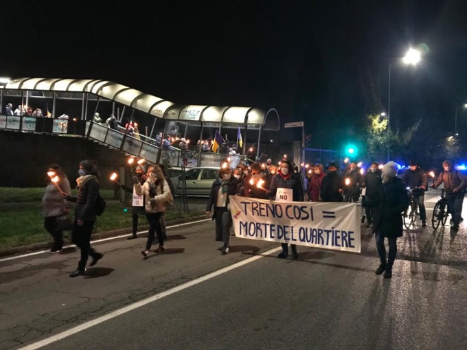 Boccaleone si riempie di fiaccole contro il treno per Orio: «Così è la morte del quartiere»