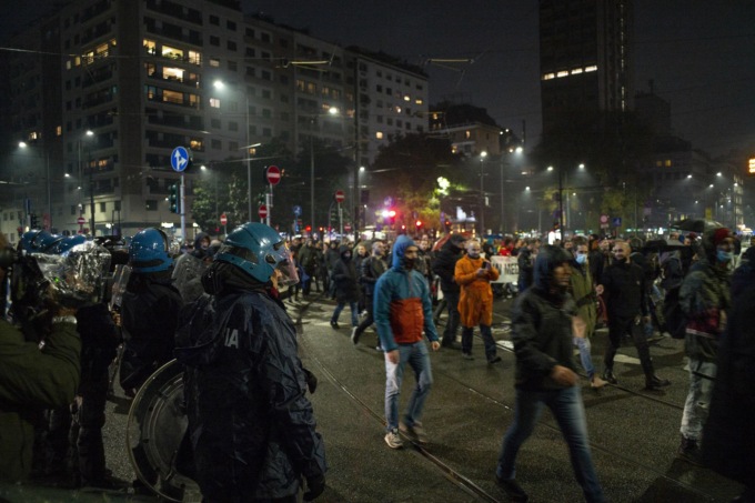 Corteo no-Green Pass a Milano, tra le persone denunciate anche un 24enne bergamasco