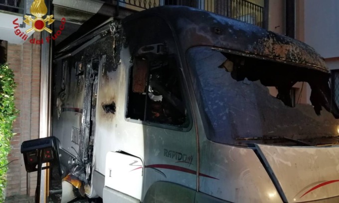 Scoppia l’incendio nel box, le fiamme divorano il camper