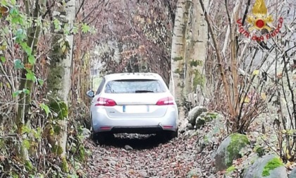 «Ho seguito il navigatore...», ma finisce incastrato in una stradella in mezzo al bosco