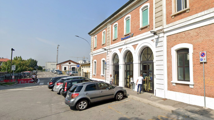 Il sindaco di Romano non vuole che i clochard dormano nella sala d’aspetto della stazione