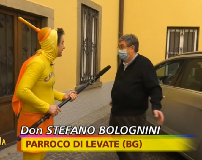 Striscia la Notizia a Levate per le campane troppo rumorose. E il don non l’ha presa bene…