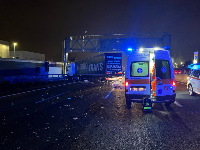 Schianto sulla A4, denunciato il camionista contromano. Resta grave il manager Johnny Carera