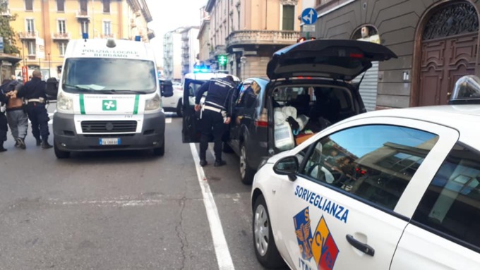 Cerca di investire guardia giurata e minaccia i vigili con un’ascia: arrestato