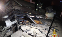 Incendio nella notte a Costa Volpino: bruciati 20 metri quadrati del tetto di una casa