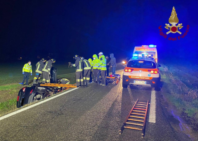 Perde il controllo dell’automobile, si ribalta in un fosso e resta incastrato: ferito un 59enne