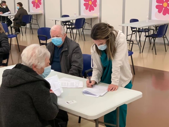 Dopo essersi vaccinato a Chiuduno, regala una cena a tutto il personale dell’hub