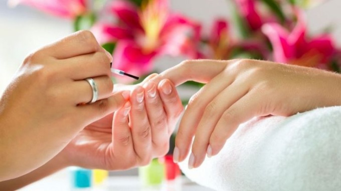 Agente della Locale si finge cliente e smaschera un’estetista abusiva, 22enne denunciata e multata