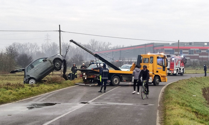 Finiscono fuori strada con l’auto, madre e figlio in ospedale