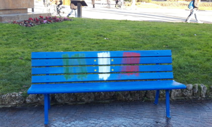 Vandalizzata con vernice tricolore la panchina "europea" in piazza Matteotti
