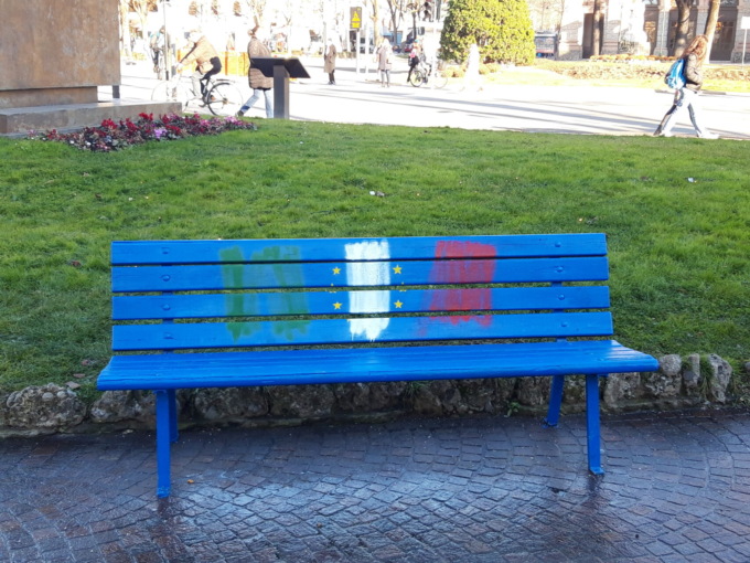 Vandalizzata con vernice tricolore la panchina “europea” in piazza Matteotti