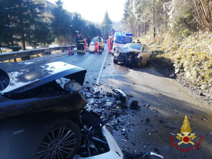 Violento incidente tra due auto a Parre. Fortunatamente solo due feriti non gravi