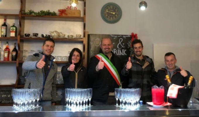 Il ciclista Mattia Cattaneo e Michele Pasqualini fanno rivivere il bar-alimentari di Monte di Nese