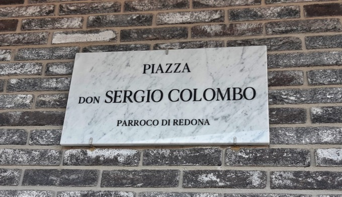 Intitolata alla memoria dell’ex parroco don Sergio Colombo la nuova piazza di Redona