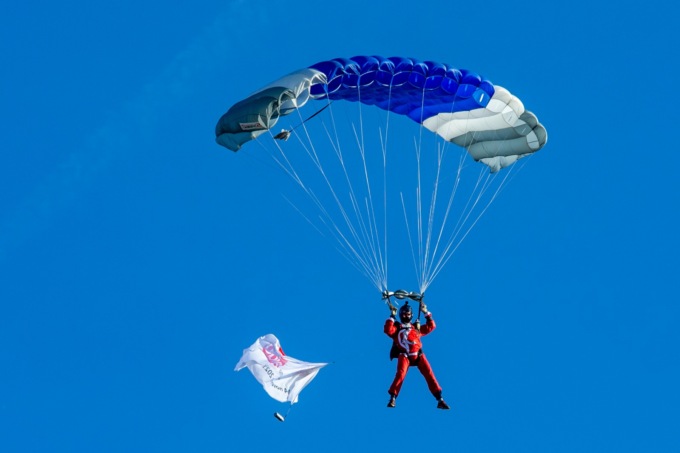 Quattro Babbi Natale sono scesi dal cielo (in paracadute) per i 50 anni dell’Aido: bambini in festa