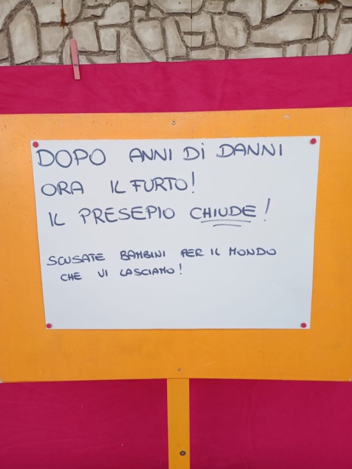 Anni di danni e vandalismi, ora anche un furto: chiude il presepe nel cortile Boschi
