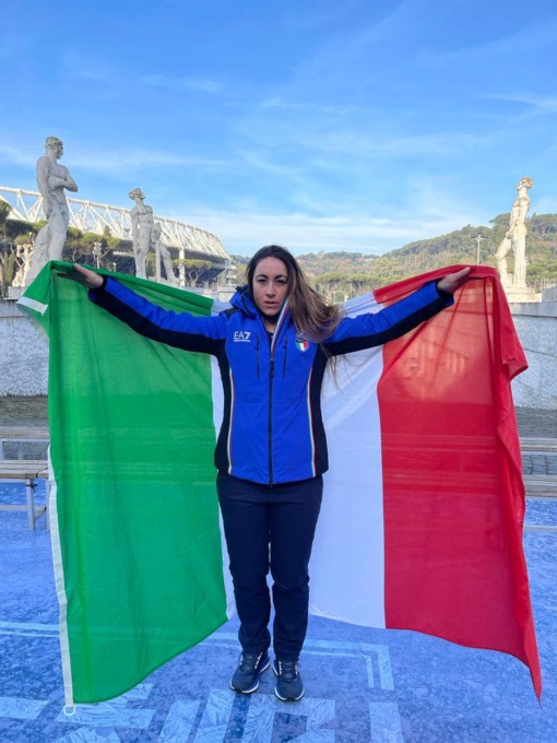 Olimpiadi a Pechino, Sofia Goggia riceve il Tricolore da Mattarella: «Grandissimo onore»