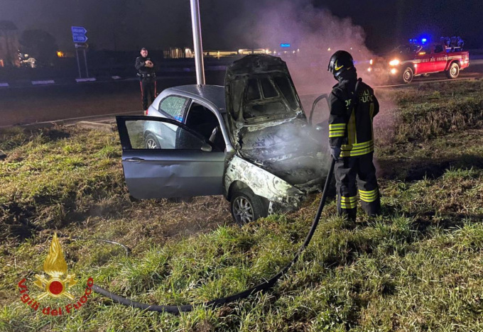 Esce di strada e finisce in un fosso, auto in fiamme: vigili del fuoco in azione a Zanica